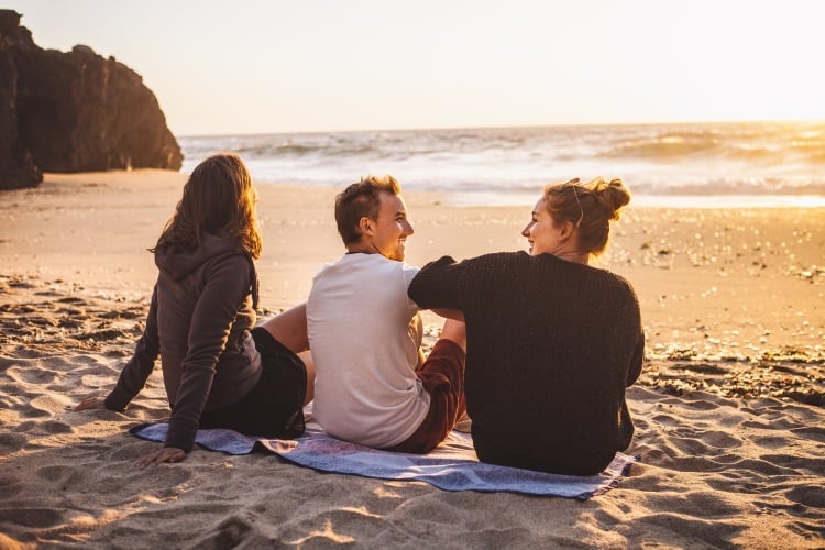 aifs-personen-Freunde-am-Strand