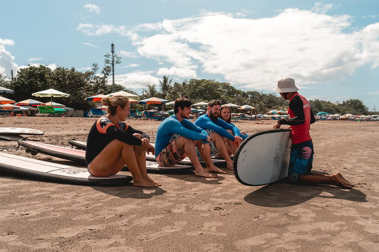 Lerne surfen in Bali mit AIFS