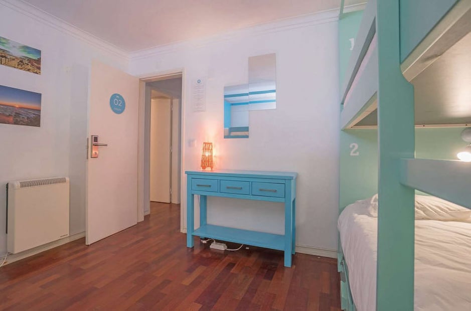 aifs-freiwilligenarbeit-portugal-unterkunft-estoril-area-haus-aussen-schlafzimmer-mehrbettzimmer-hochbett