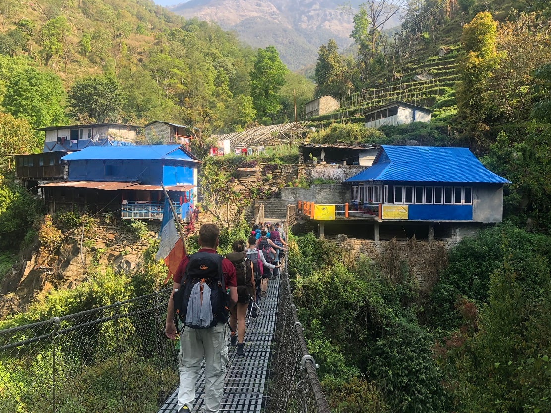 aifs-nepal-freiwilligenarbeit-freizeitwochen-poon-hill-trekking-week-personen-brücke-natur-berge