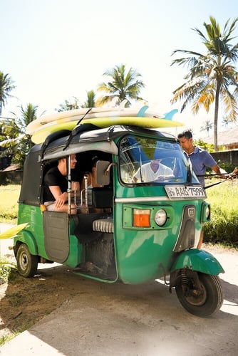 Surfer packen ihre Ausrüstung im malerischen Sri Lanka.