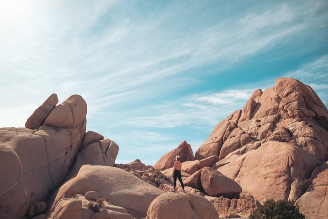 aifs-usa-kalifornien-Joshua-Tree-Nationalpark-felsen-person-program-carousel-668x1000